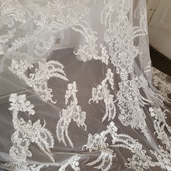 Beautiful wedding dress never worn - Picture 4 of 6